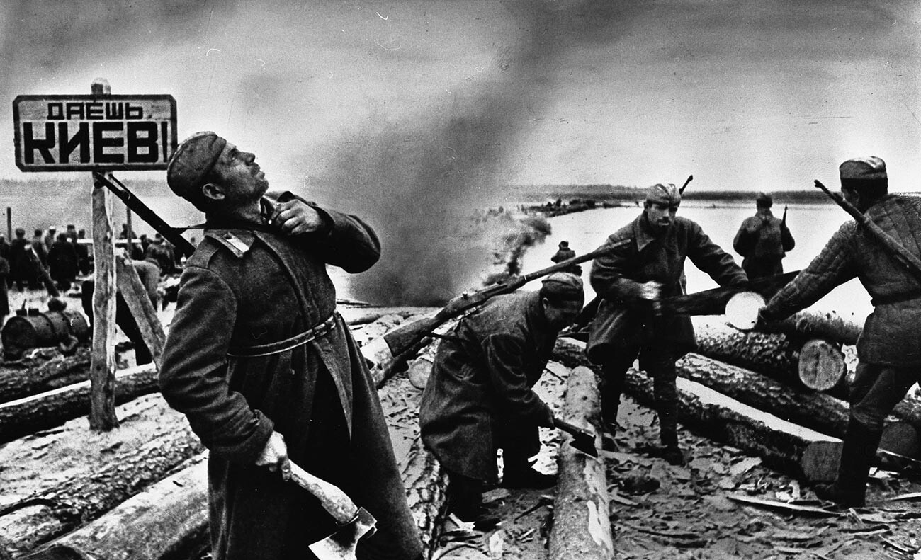 Советские войска готовятся к переправе через Днепр.