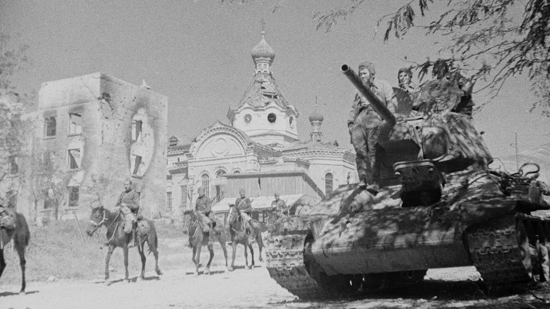 Советские войска входят в освобожденный Новороссийск в сентябре 1943 года.