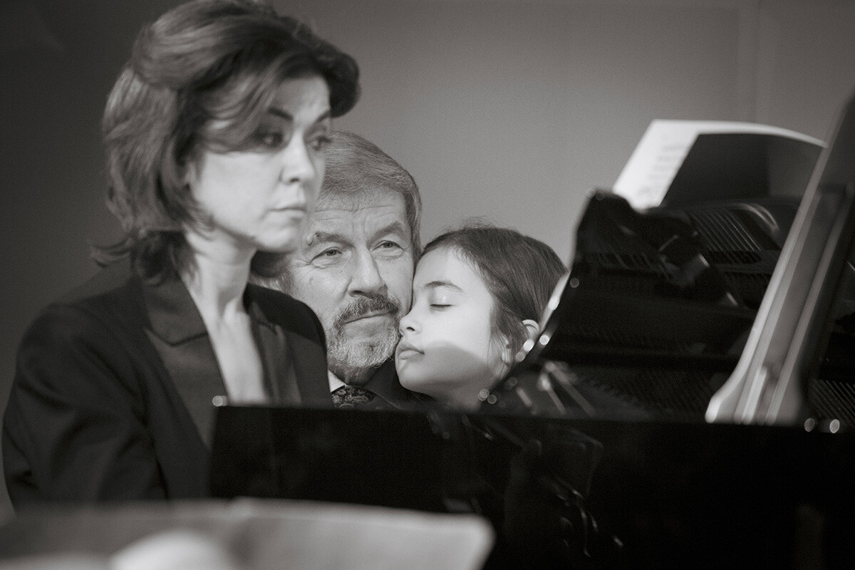 音楽一家：ピアニスト、カーチャ・スカナヴィ、その父親でモスクワ音楽院教授ウラジーミル・スカナヴィ、娘のアレクサンドラ・スティチキナ、モスクワ、2016年