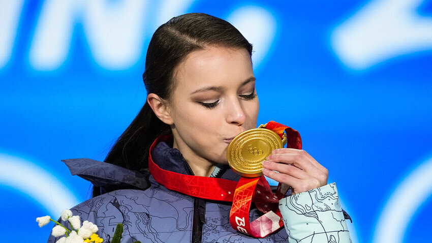 Ана Шчербакова од тимот на Рускиот олимписки комитет го бакнува својот златен медал на церемонијата на доделување на наградите во уметничко лизгање за жени на Зимските олимписки игри 2022 година во Пекинг, петок, 18 февруари 2022 година.