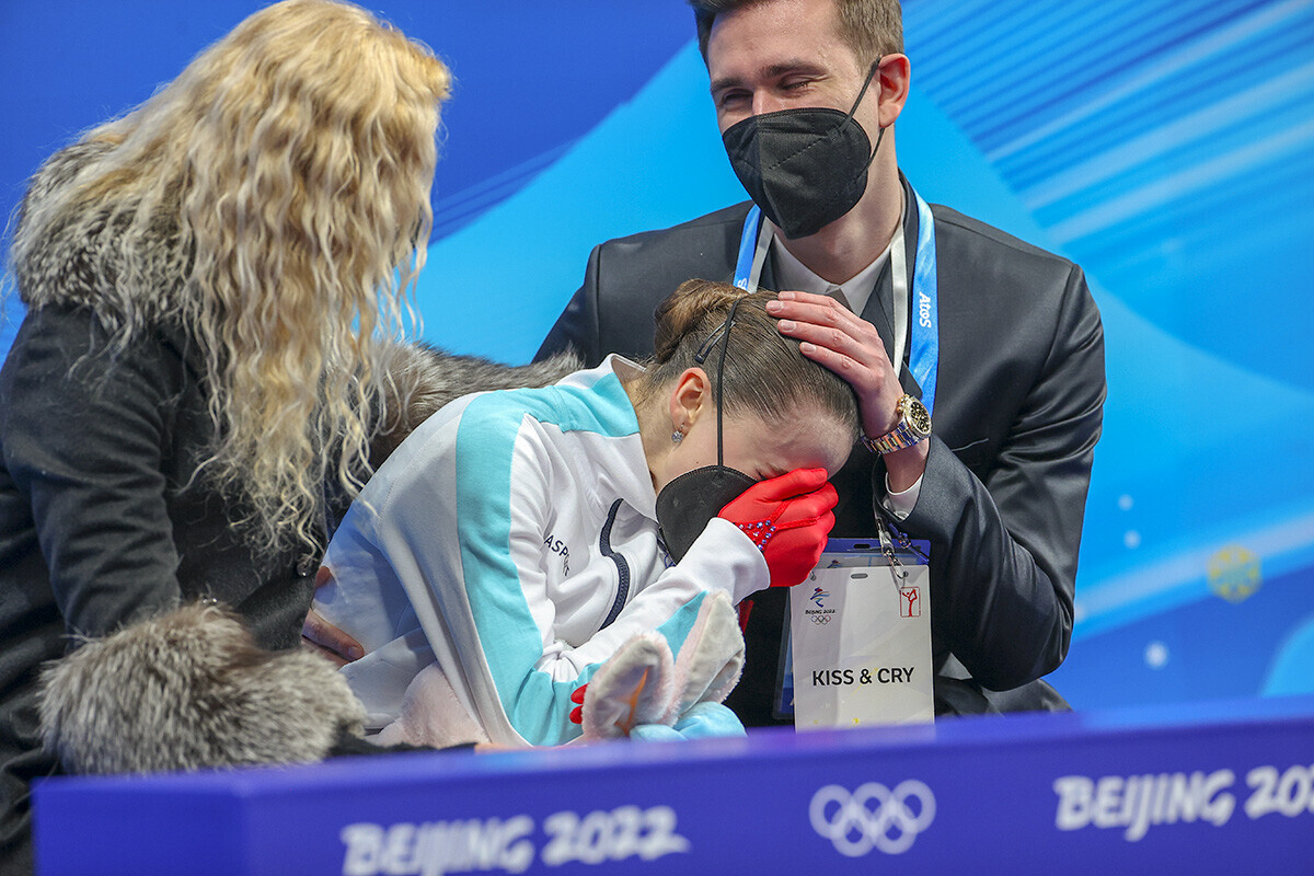 
Камила Валиева од Рускиот олимписки комитет по објавениот резултат во слободно лизгање за жени на 13-от ден на Зимските олимписки игри во Пекинг 2022 во затворениот стадион Capital на 17 февруари 2022 во Пекинг, Кина.

