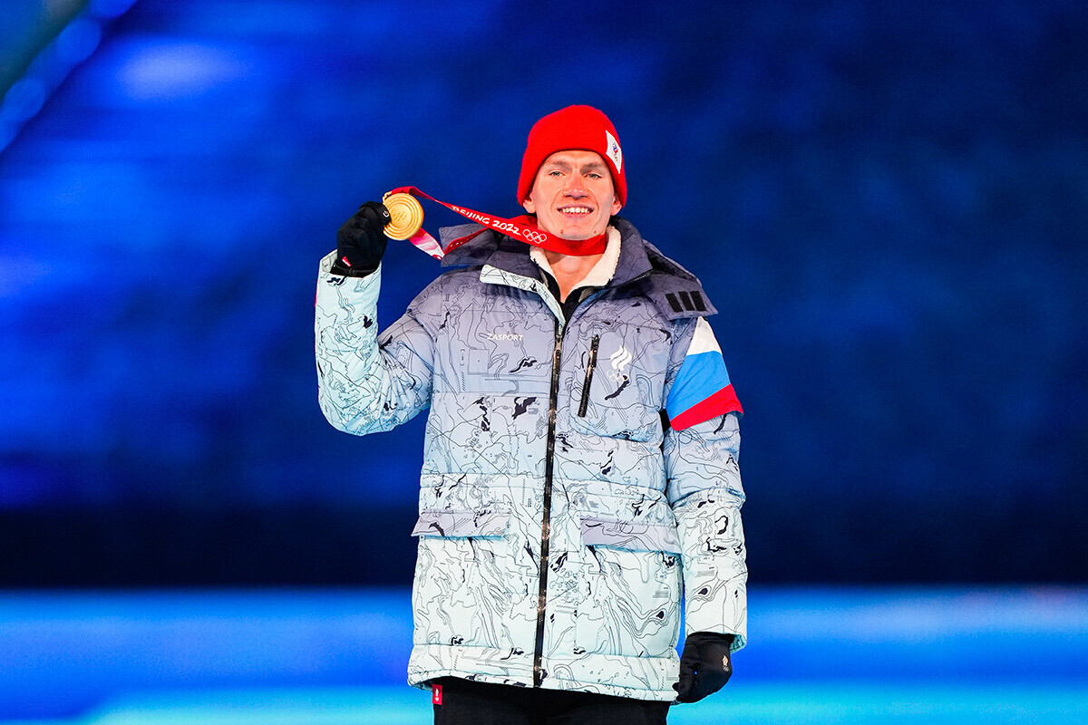 Златниот медалист Александар Болшунов позира со својот медал на церемонијата на доделување медали во крос-кантри скијање за мажи на 50 км во слободен масовен старт за време на церемонијата на затворање на ЗОИ 2022 на Националниот стадион во Пекинг на 20 февруари 2022 година во Пекинг, Кина.