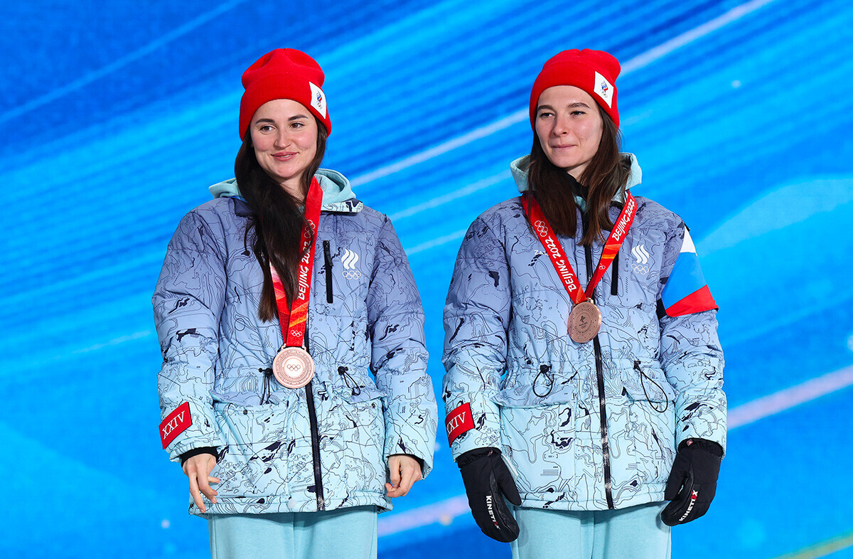 Бронзените медалистки Јулија Ступак и Наталија Непрјаева од тимот на Рускиот олимписки комитет позираат со своите медали за време на церемонијата на доделување медали во екипен спринт во класичен стил на 13 ден од Зимските олимписки игри во Пекинг 2022 година, 17 февруари 2022, Жангјаку, Кина.