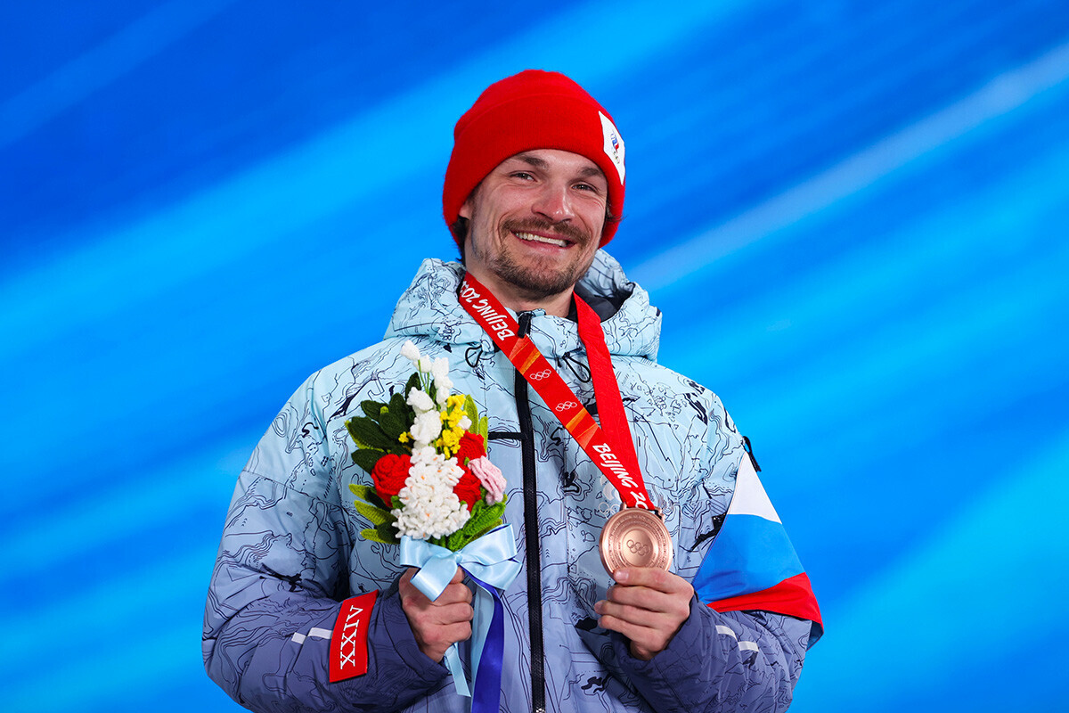 Бронзениот медалист Виктор Вајлд од тимот на Рускиот олимписки комитет позира со својот медал за време на церемонијата на доделување медали во паралелен велеслалом за мажи на 4-от ден од Зимските олимписки игри во Пекинг 2022 година, 8 февруари 2022 година, Жангјаку, Кина

