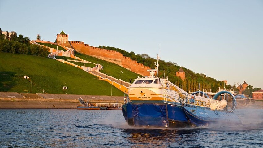 Aerodeslizador Hivus-48 en el río Volga con el fondo del Kremlin de Nizhni Nóvgorod.