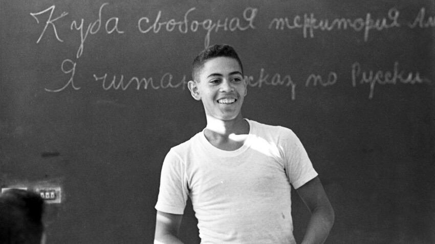 Rafael Peris, un alumno de la escuela del revolucionario cubano Camilo Cienfuegos, durante su clase de lengua rusa.