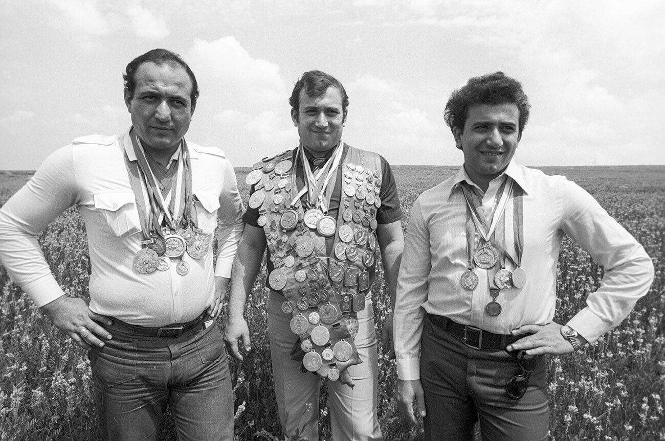 Dari kiri ke kanan: pelatih renang Kamo Karapetyan, Shavarsh Karapetyan, pelatih anak-anak Anatoly Karapetyan, 1983.