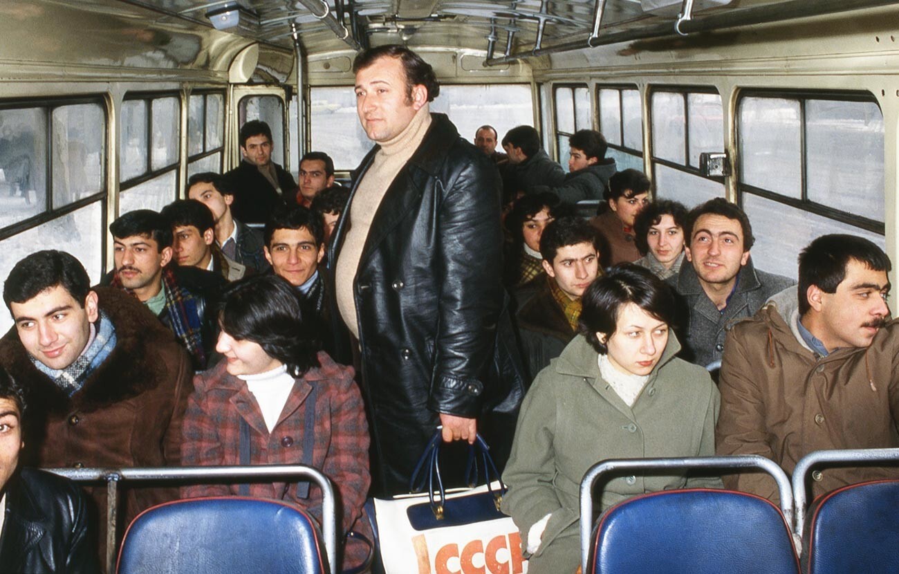 Shavarsh Karapetyan di bus dalam perjalanan ke tempat kerja, 1983.
