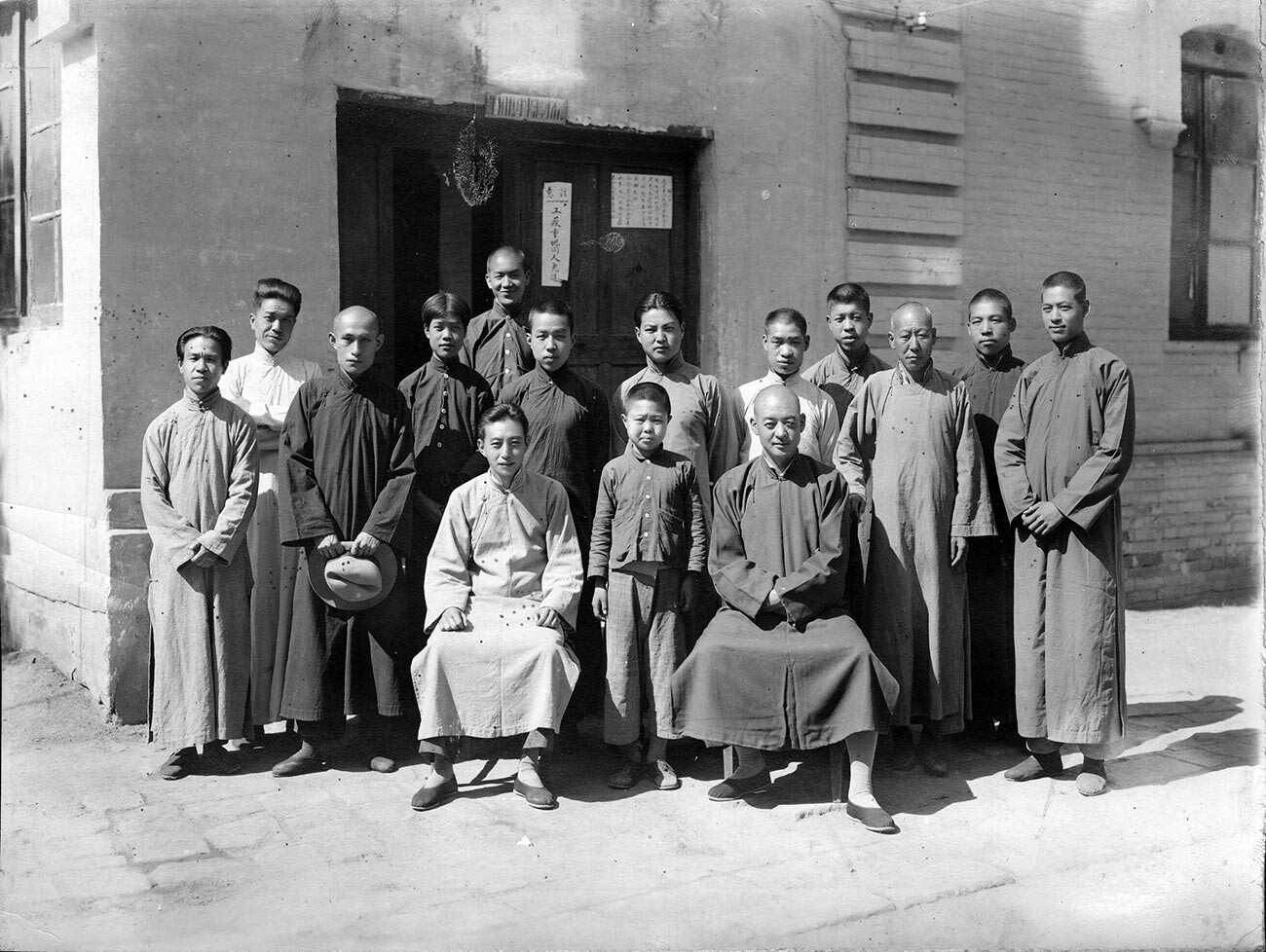 Православные китайцы – служащие и рабочие типографии Русской Духовной миссии в Пекине. 