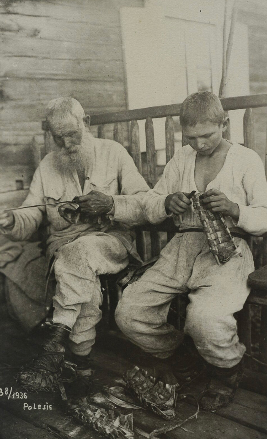 Старац и дечак плету „лапти“ (опанци од лике), 1936.