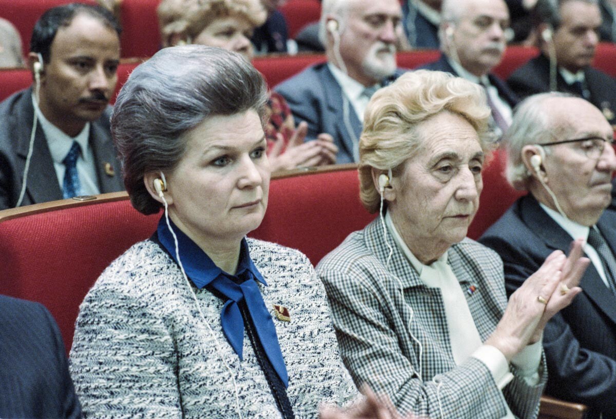 Valentina Tereshkova, Presidenta del Presidium de la Unión de Sociedades Soviéticas para la Amistad y las Relaciones Culturales con el Extranjero, y M. Gilbert, Presidente-Ejecutivo de la Sociedad Francia-URSS, Moscú, 3 de noviembre de 1987