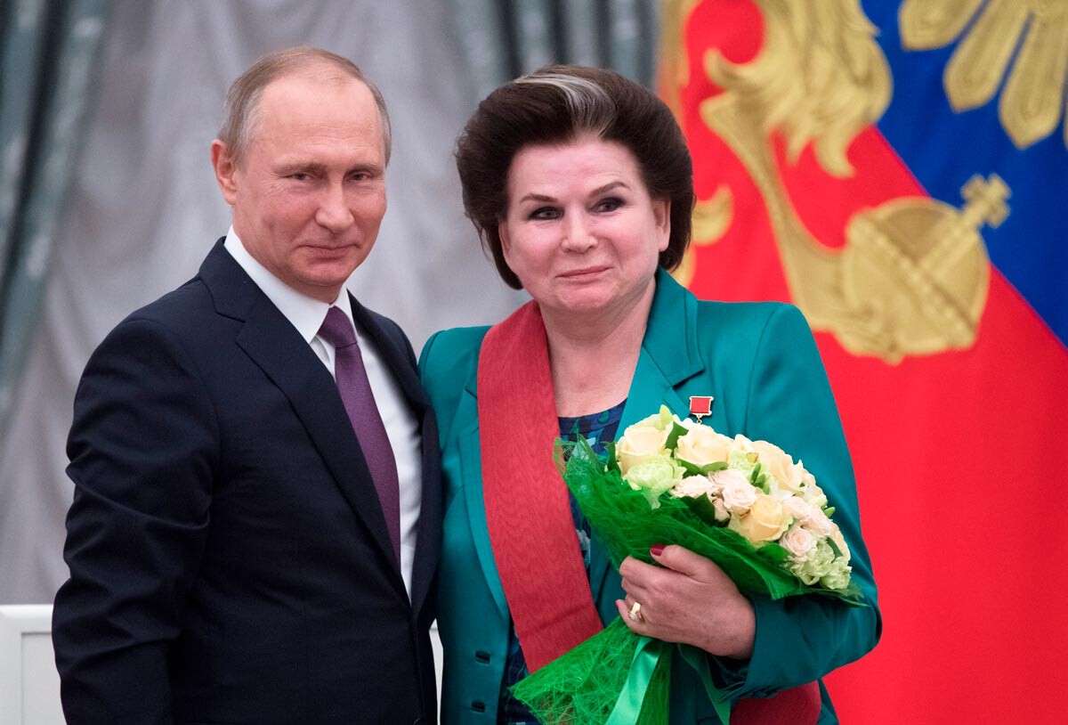 El presidente ruso, Vladímir Putin y la vicepresidenta del Comité de la Duma Estatal sobre Estructura Federal y Autonomía Local,  Valentina Tereshkova, el 24 de mayo de 2017.  