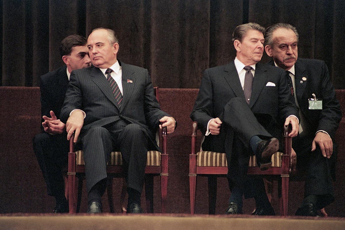 ミハイル・ゴルバチョフ（左）とロナルド・レーガン（右）はジュネーヴの首脳会談にて、1985年11月21日