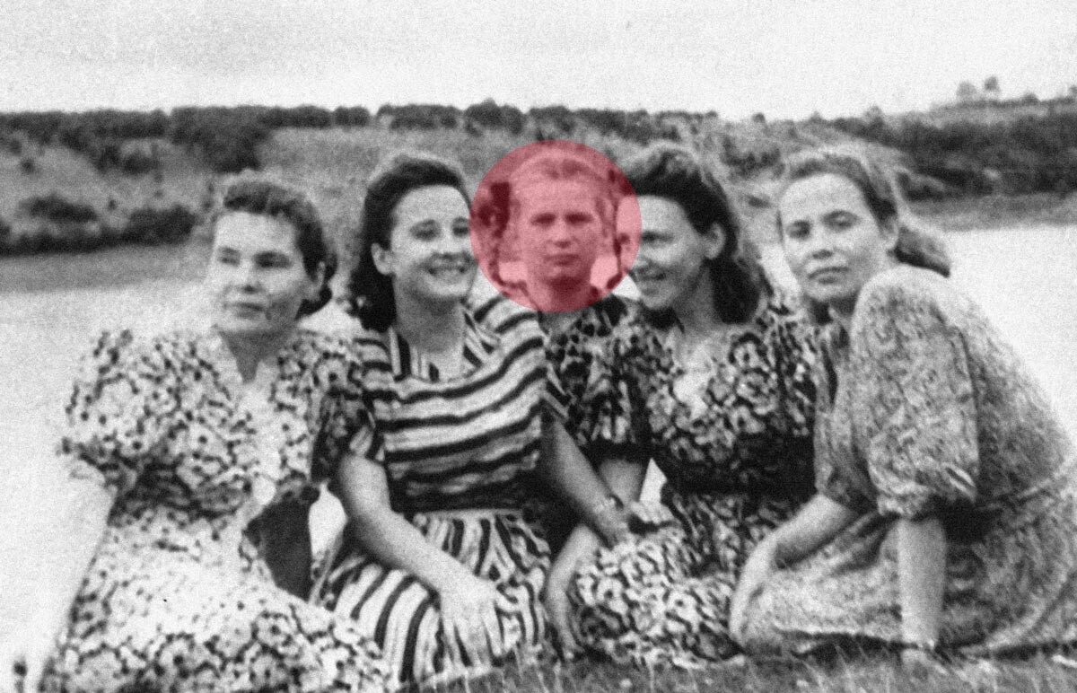 ワレンチナ・テレシコワ（中央）は友人と一緒に、1956年