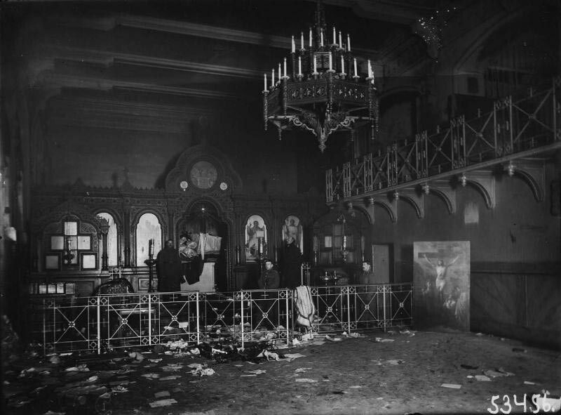 Interior de una iglesia después de una pelea con la policía, 1917.