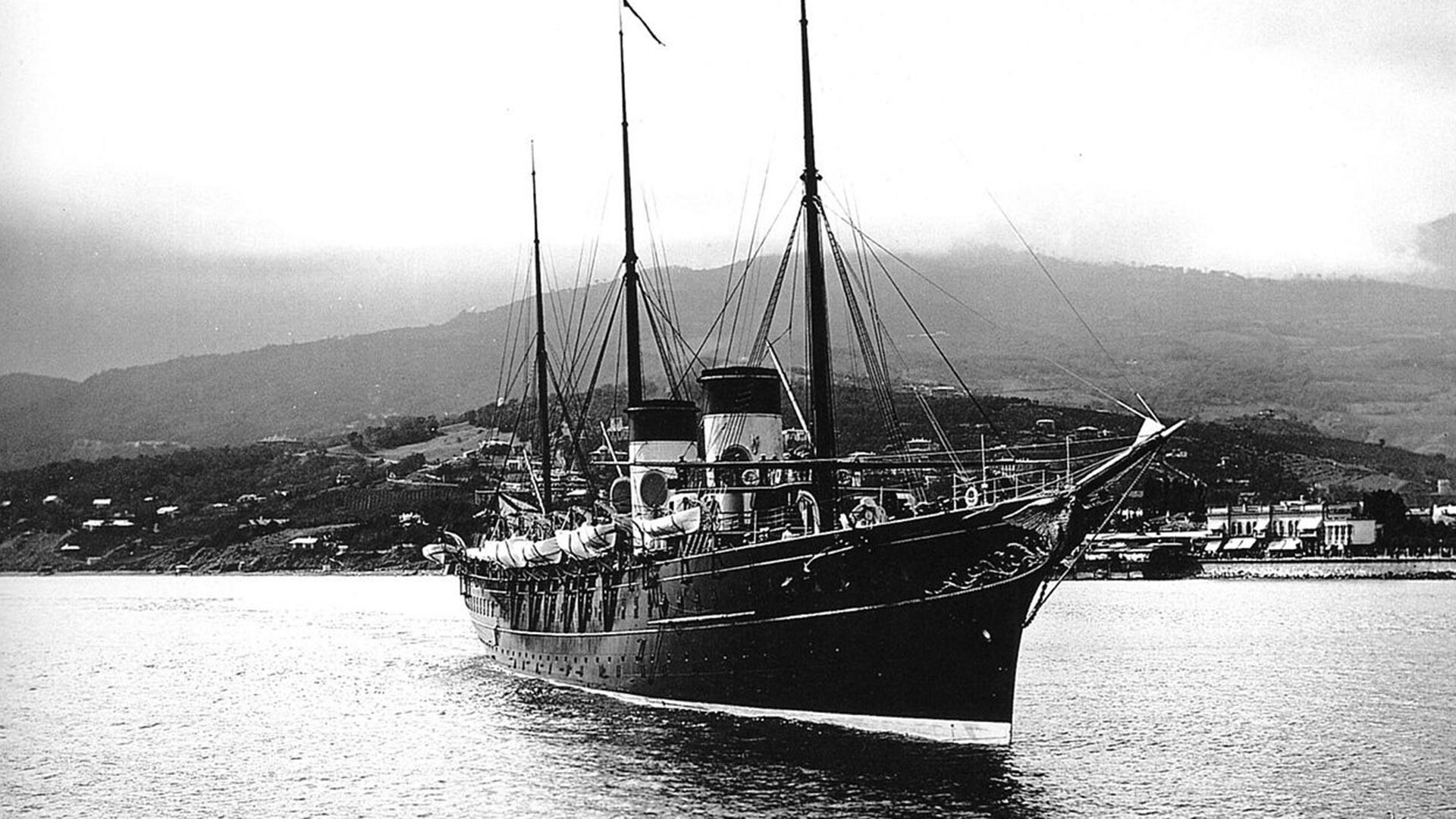 Руска царска јахта „Штандарт“ (1893–1961), на обали Крима, у близини Јалте, 1898. године.