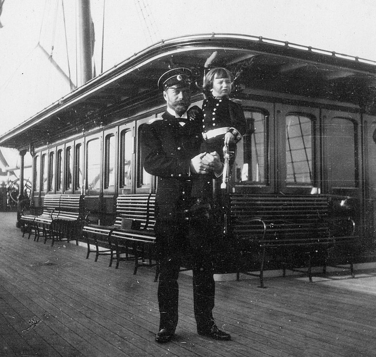 Цар Николај II са царевићем Алексејем на јахти „Поларна звезда“.