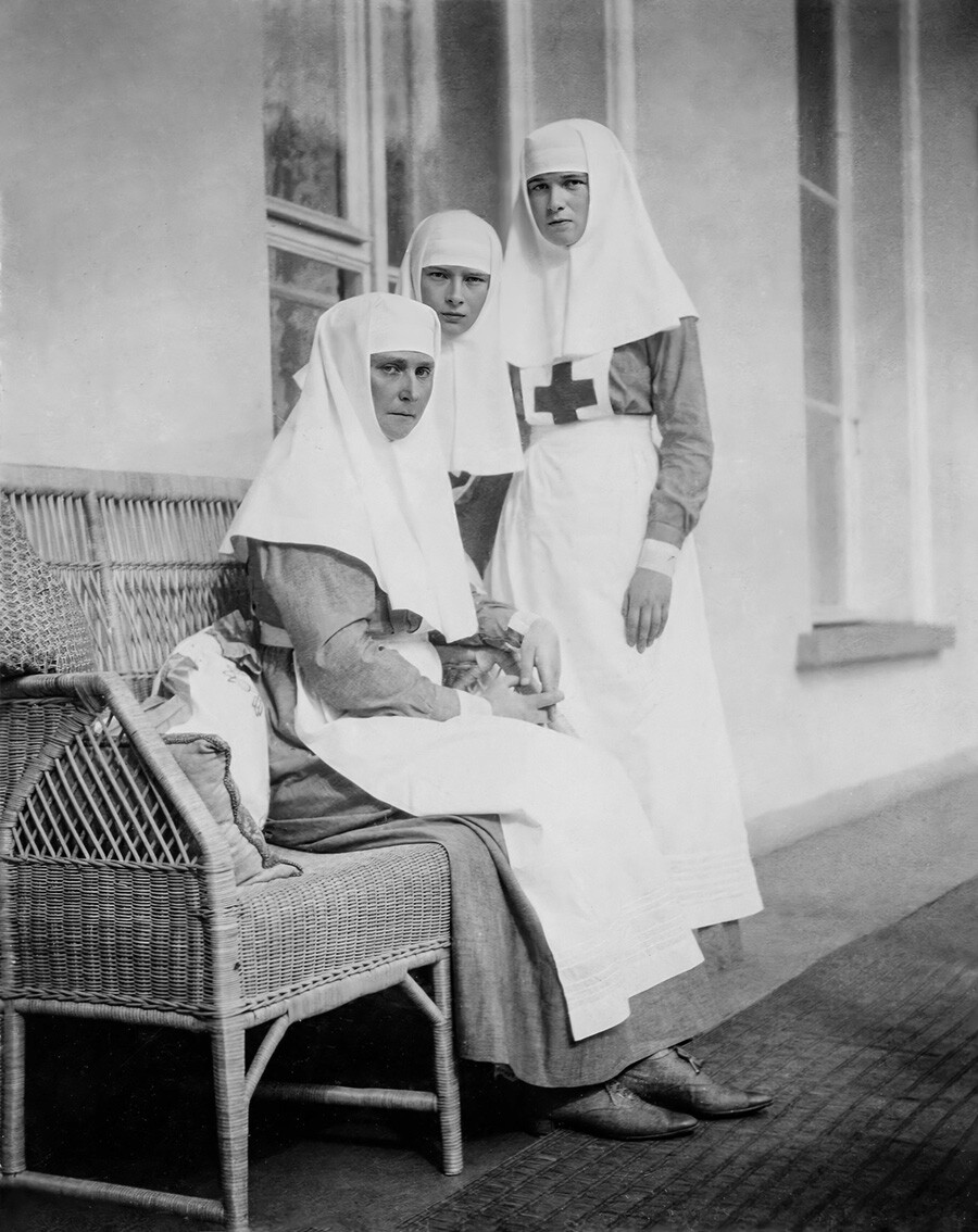 皇后アレクサンドラ・フョードロヴナと大公妃オリガ、大公妃タチアナが看護学を修め、赤十字で働く