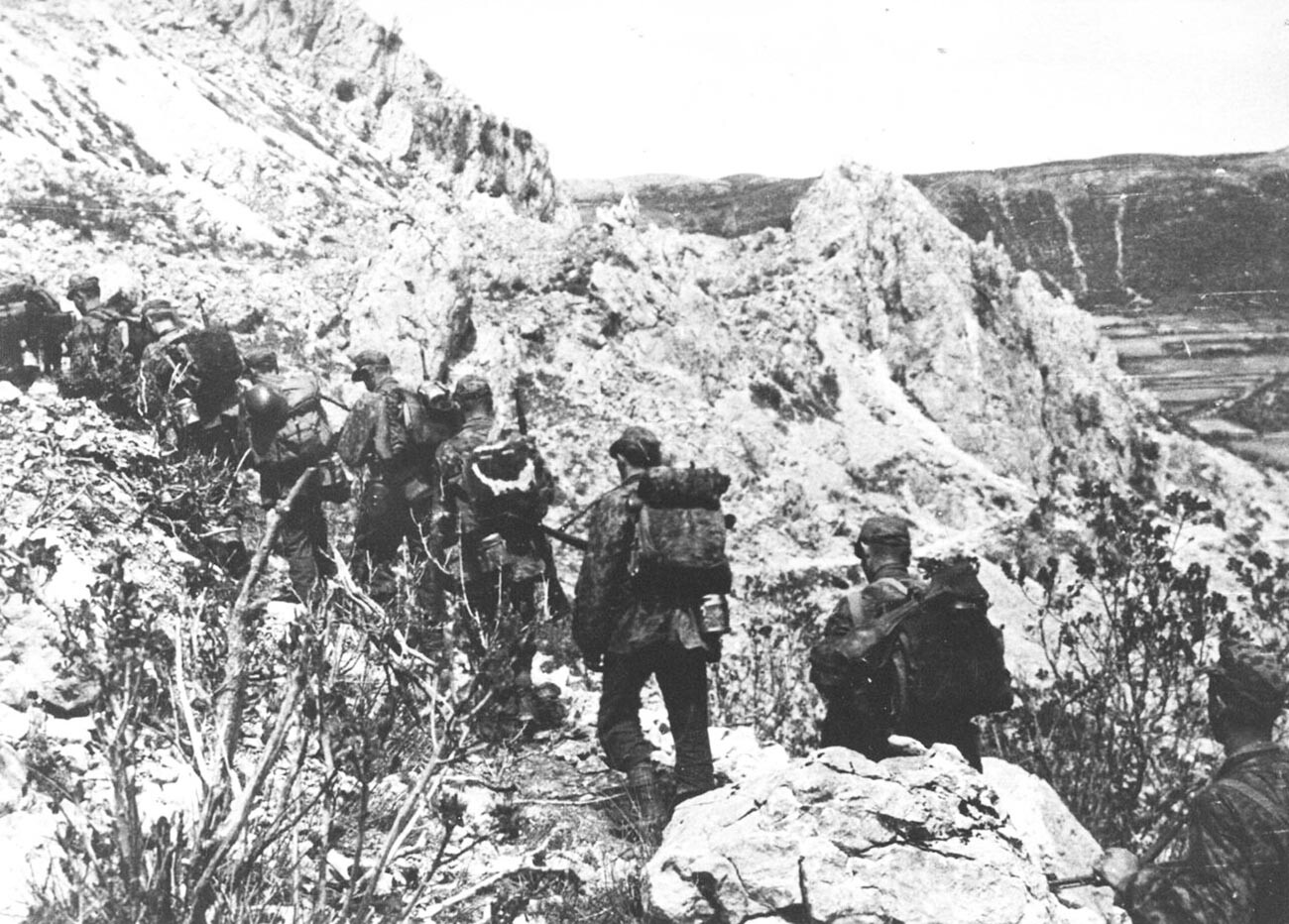 Солдаты 105-го разведывательного батальона СС на пути из Босанско-Грахово к Дрвару 26 мая 1944 года.