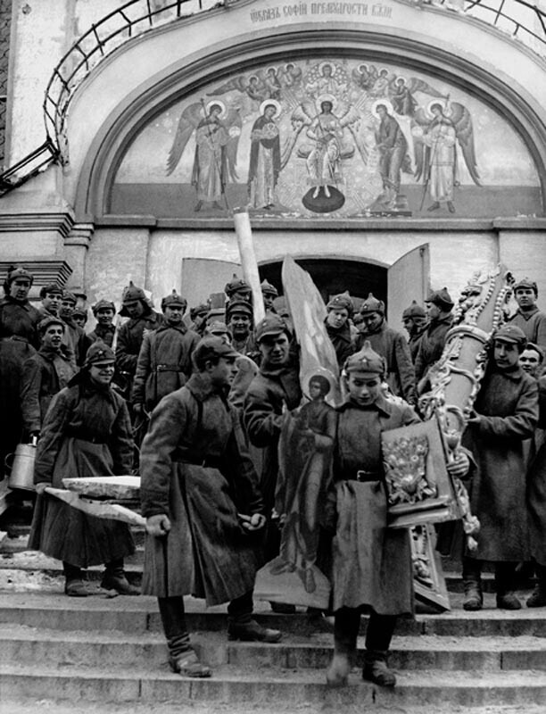 Црвеноармејци изнесуваат икони и црковни ствари по затворањето на Симоновиот манастир, 1923 година.
