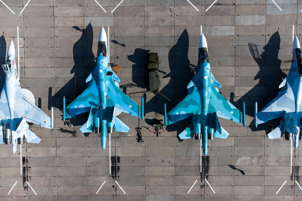 Bombarderos de primera línea Su-24, cazas polivalentes Su-30SM y cazabombarderos Su-34