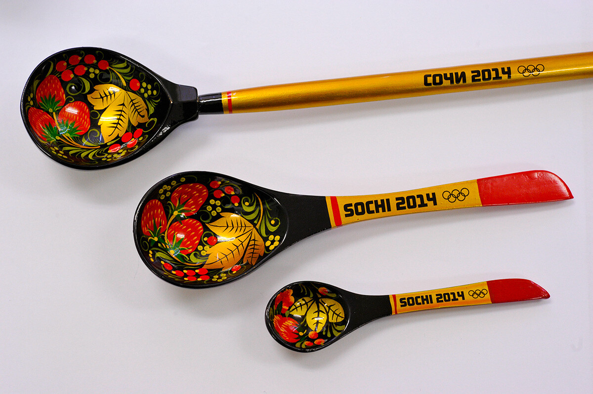 Дрвене кашике у стилу хохломе са симболом Олимпијских игара 2014. у Сочију.