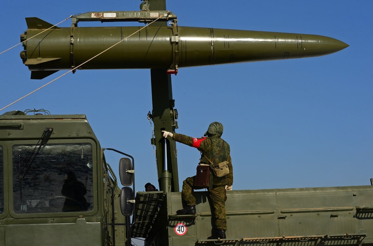 Seorang prajurit Rusia mengontrol pemuatan roket ke peluncur swagerak sistem rudal Iskander-M selama pelatihan unit roket dan artileri dari Tentara Kelima Pasukan Pertahanan Udara di Primorsky Krai.