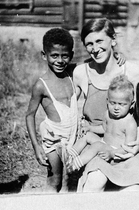 Vera Aralova Patterson s sinovoma Jamesom (levo) in Tomom
