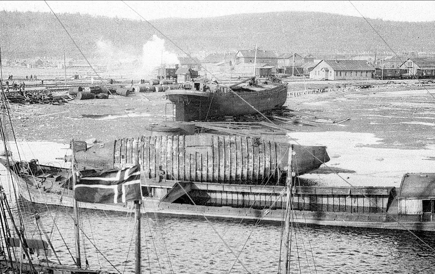 Первая русская подводная лодка «Дельфин» на осушке в Мурманском порту.