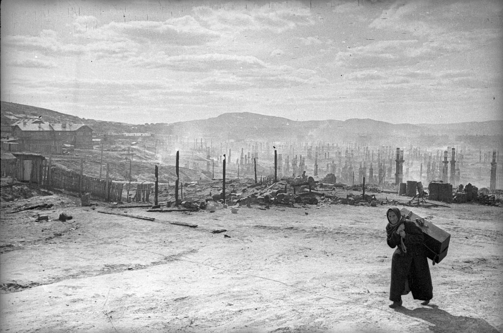 Мурманск после налета немецкой авиации.
