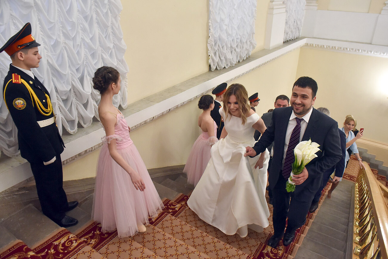 Hochzeitszeremonie im Weißen Saal des Moskauer Regierungsgebäudes.