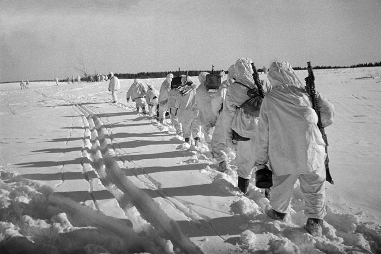 モスクワの戦いの最中、モスクワ州解放のため進むスキー兵。
