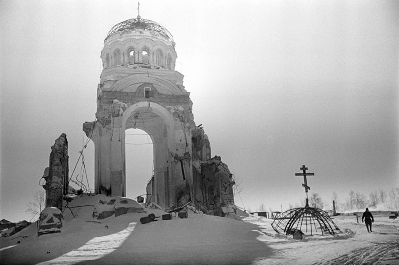 ナチスに破壊されたモスクワ郊外モジャイスクの教会。