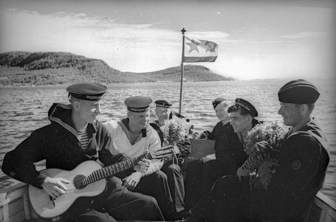 ギターを弾きながら歌うバルト海艦隊の潜水艦兵。