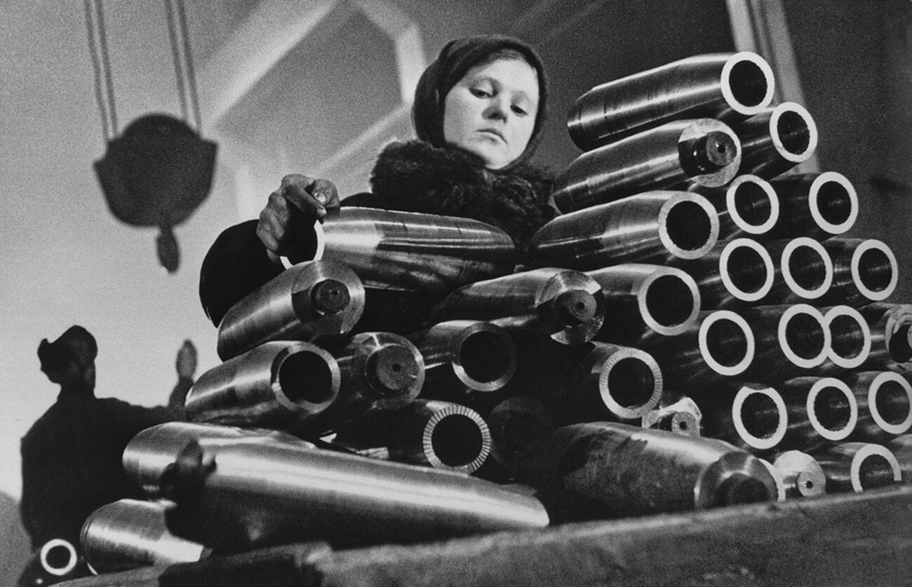 子供さえも工場で働き、前線のために備品や制服、兵器を作っていた。下の写真では工場で少女が砲弾を積み上げている。