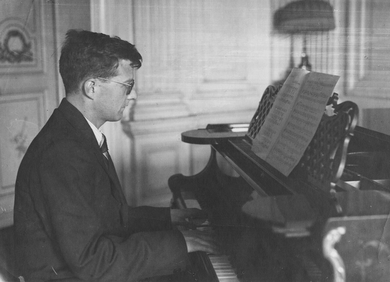 モスクワで演奏する作曲家ドミトリー・ショスタコーヴィチ