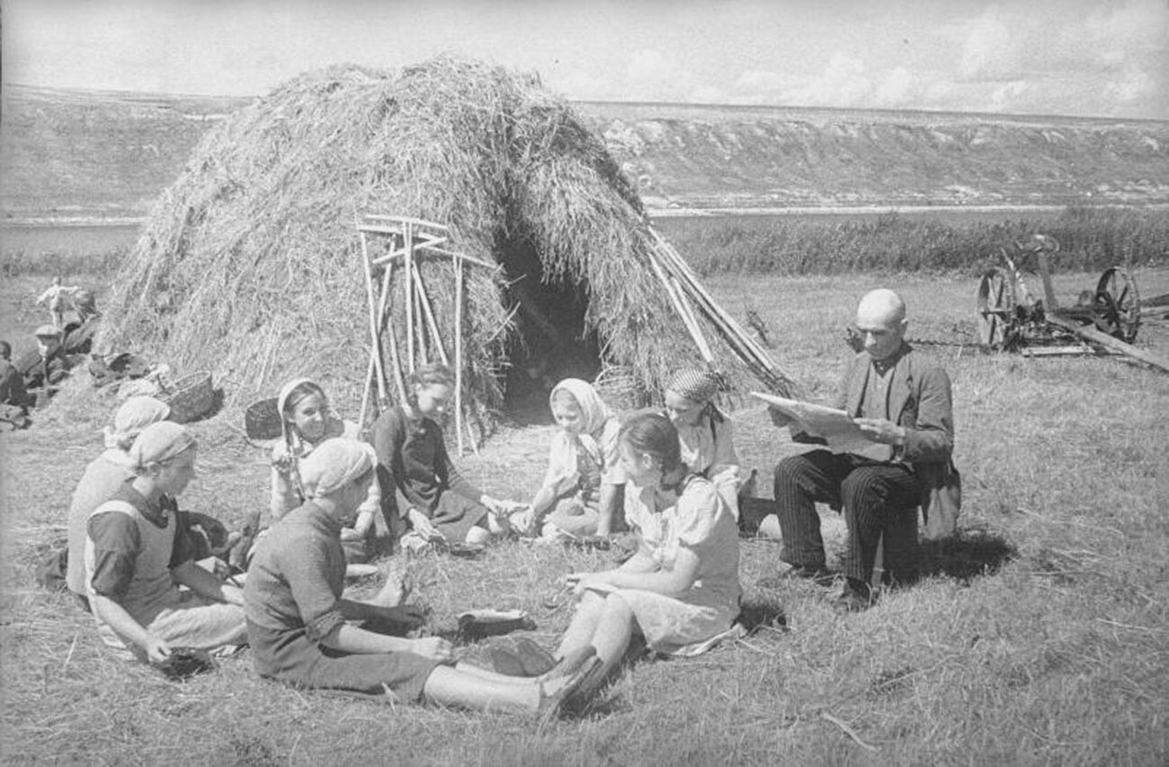 戦争に蹂躙された時代において、人々の日常の暮らしを収めた写真もある。下の写真ではコルホーズ（集団農場）の農民が休憩をしている。