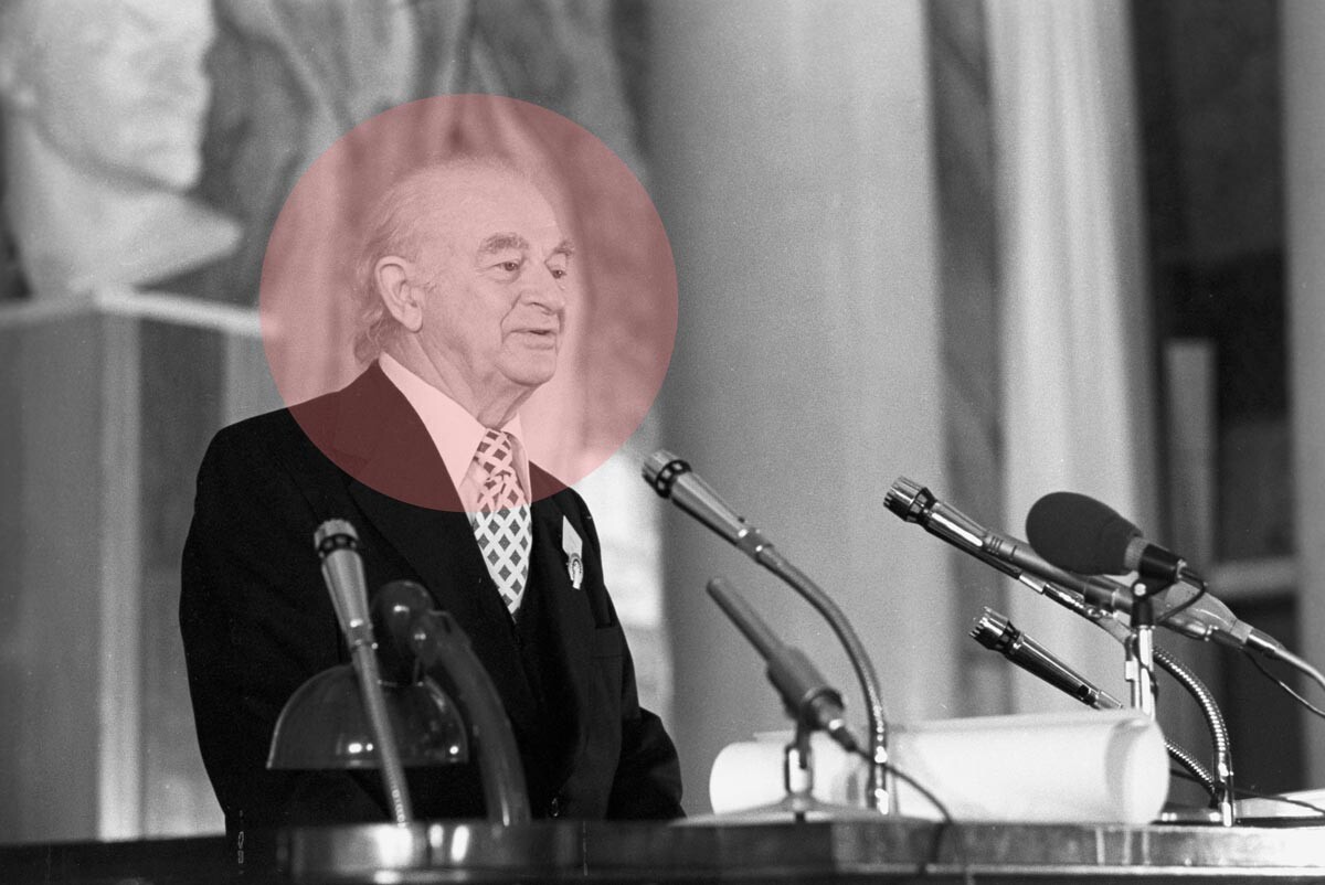 Linus Pauling speaking at the International Symposium “Perspectives of Bioorganic Chemistry and Molecular Biology” at Moscow State University, 1978
