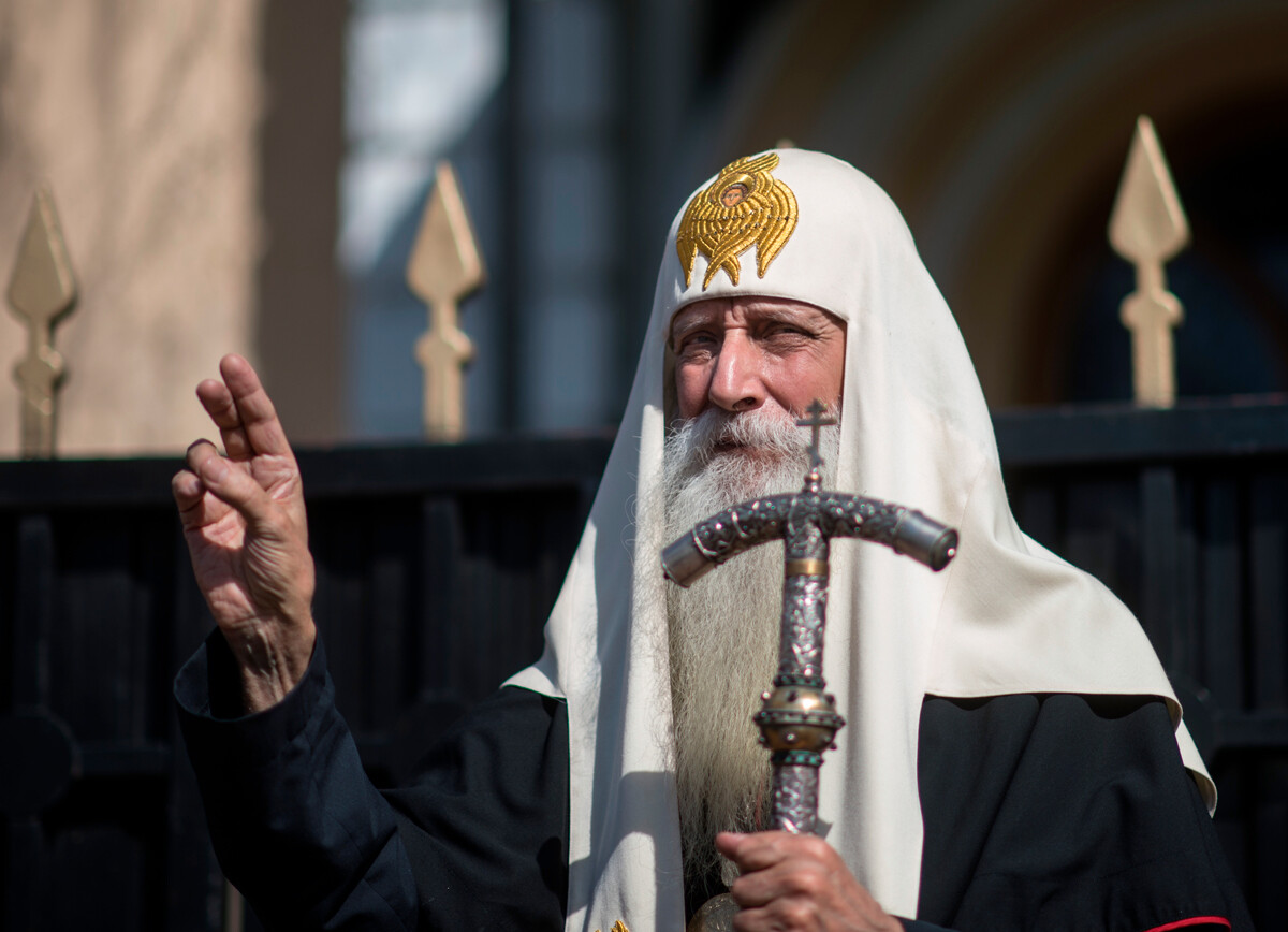 Metropolitan Korniliy, Metropolitan of Moscow and All Rus, Primate of the Russian Orthodox Old-Rite Church, making the two-finger blessing