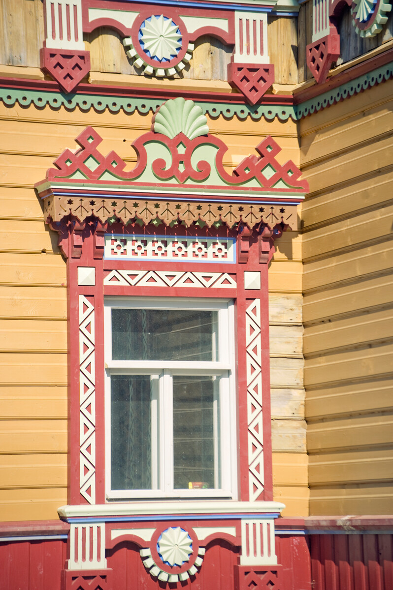 Асташово, Теремът. Южна фасада, прозорец с украсителен кант. 