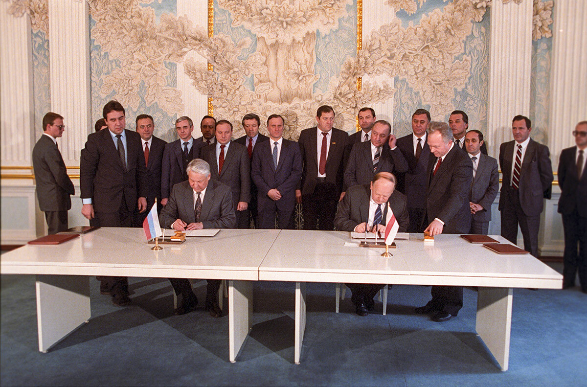  Президентът на РСФСР Б. Н. Елцин (вляво) и ръководителят на Върховния съвет на Република Беларус С.С. Шушкевич (вдясно) подписват Споразумението за основаване на Общността на самостоятелните страни. Беларуска ССР. 8 декември 1991 година 