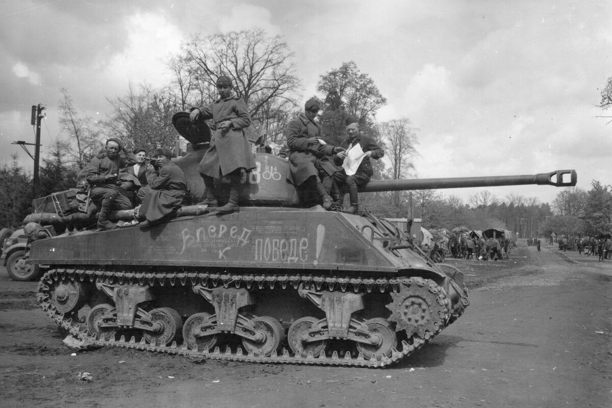  M4A2 (76) W Sherman на руска работа в 64-ти гвардейски танков полк, 8-ми гвардейски механизиран корпус. 