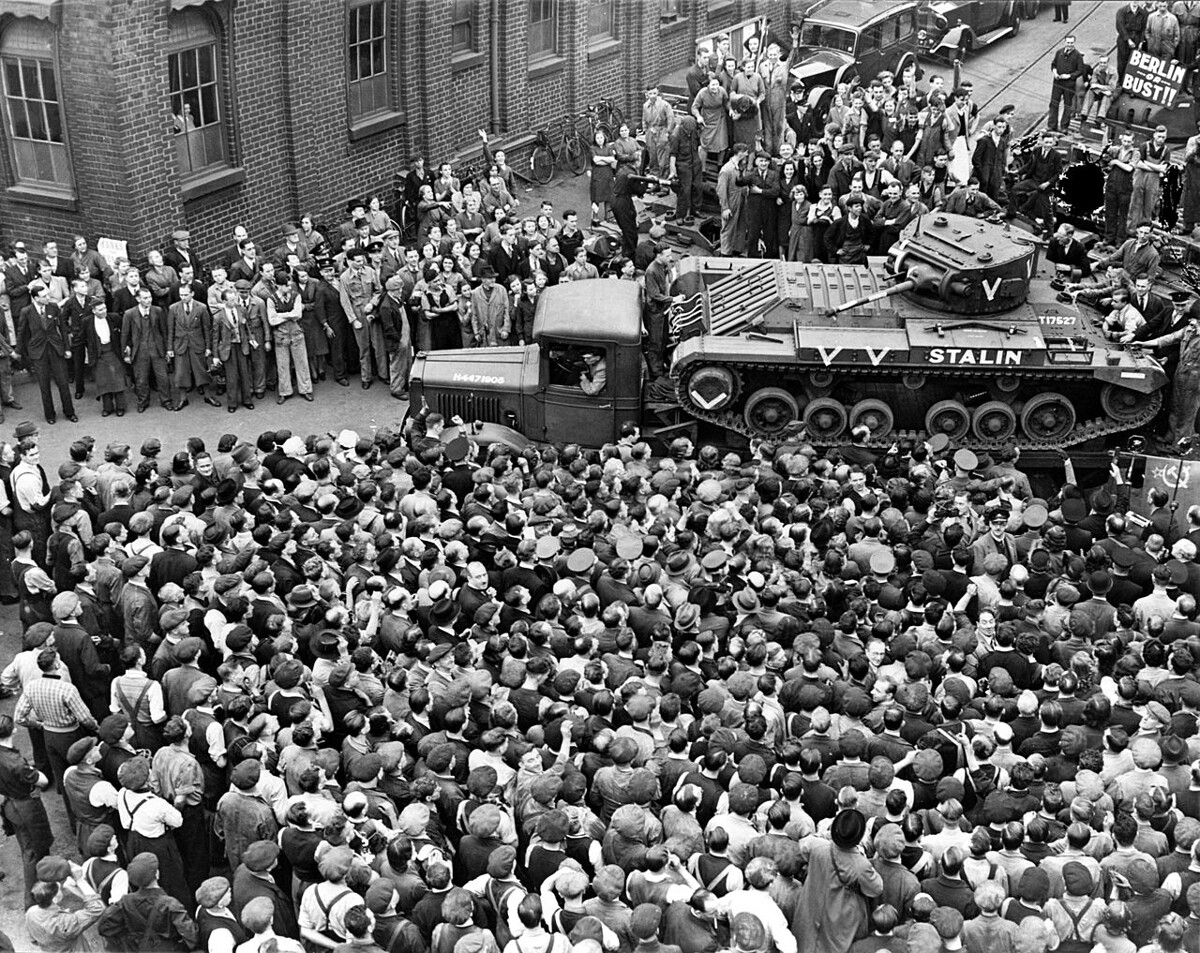  Тълпи от хора и почетен часовой на танкове посрещат М. Майски, руски дипломат и членове на съветската военна задача във Англия 