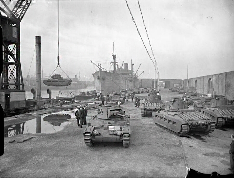  Танкове Matilda се товарят на кораби в доковете на Ливърпул за изпращане до Съветския съюз, 1941 година 