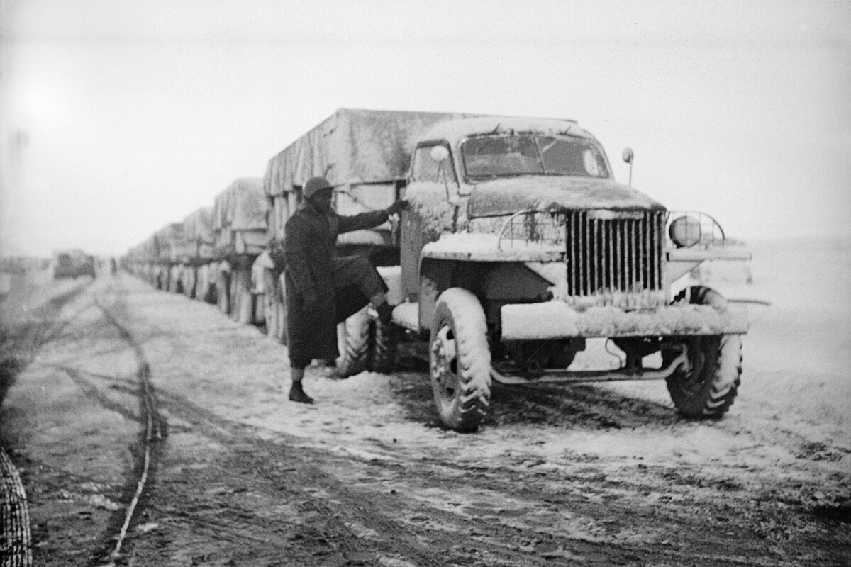  Някъде в персийския кулоар. Конвой от камиони на армията на Съединените щати, пренасящ доставки за Русия. 