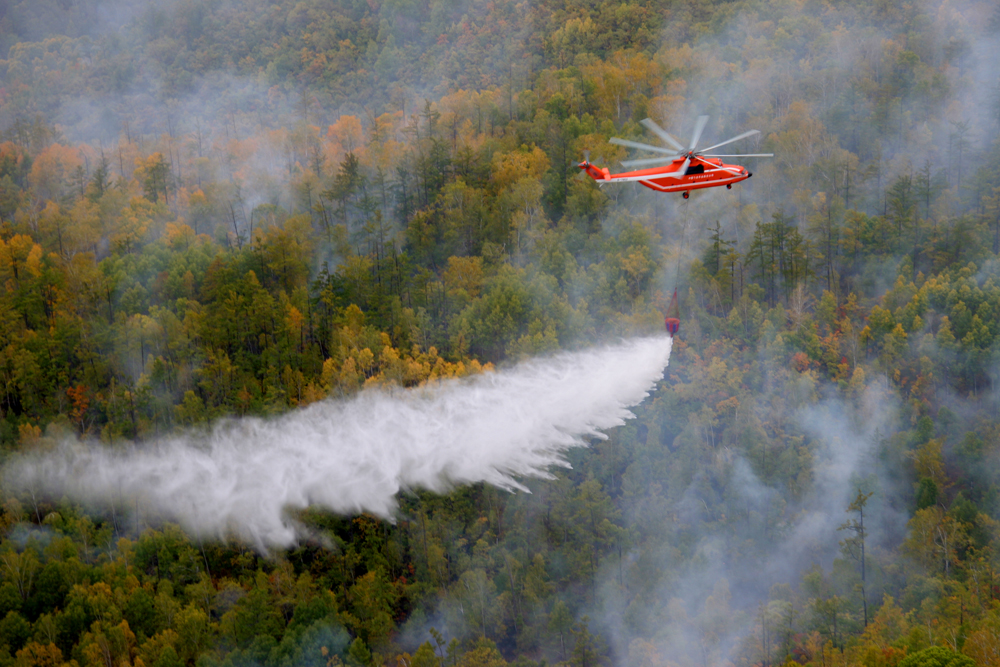Mi-26T tokom gašenja šumskih požara.