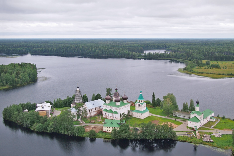 Le monastère Antonievo-Siïski, région d'Arkhangelsk / / Il s'agit d'un monastère orthodoxe russe situé à 160 km d'Arkhangelsk, sur une péninsule du lac Mikhaïlovskoïé. La rivière Siïa, qui sort du lac, a donné son nom au monastère. Le monastère a été fondé en 1556 par Saint Antoine, qui s'était installé sur l'île avec quelques autres moines.
