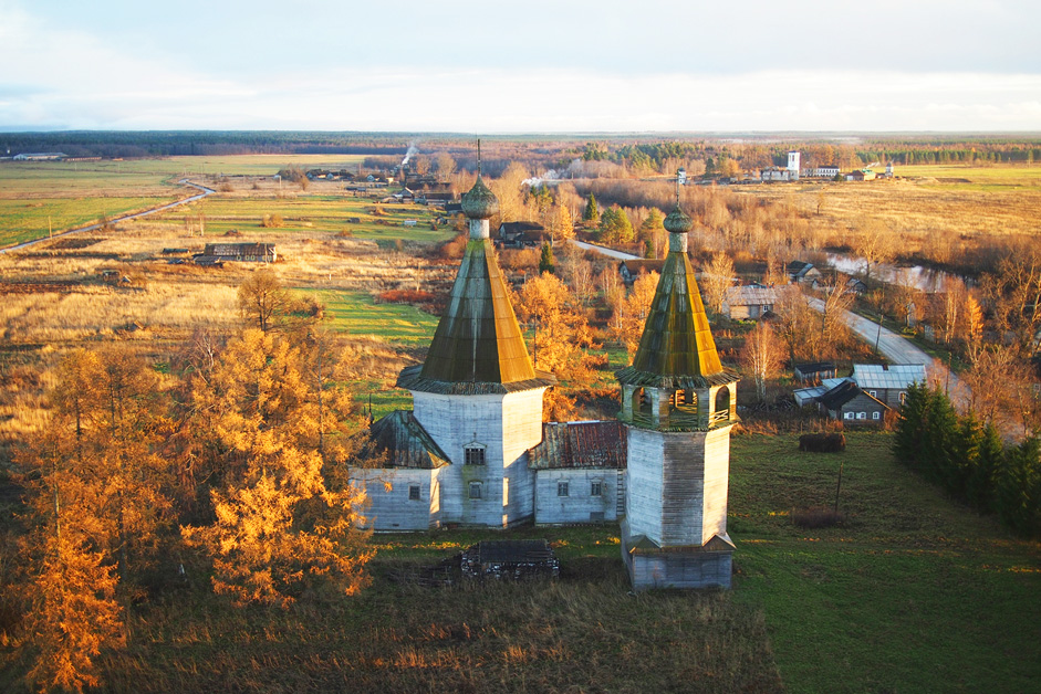 L'Église de l'Epiphanie, Ochevenskoïé, la d'Arkhangelsk / / Le village d'Ochevenskoïé, situé dans le district de Kargopol, sur la rive droite de la rivière Chouriouga, s'est développé près du monastère fondé par le moine Alexander Ochevenski en 1460. Le grand village était composé de trois hameaux, chacun portant son propre nom. L'église de l'Épiphanie dominait le hameau de Pogost, un terme désignant le territoire sacré d'un ancien cimetière clos. L'église de l'Épiphanie, construite en 1787.