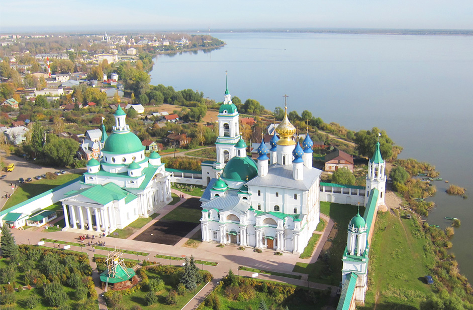 Monastère Spasso-Iakovlevski, Rostov, Région de Iaroslavl / / Le Monastère Spasso-Iakovlevski situé à la périphérie de Rostov, sur la rive du lac Nero, est l'une des plus anciennes villes russes, située à environ 210 km au nord-est de Moscou. Le monastère a été fondé au 14ème siècle par Saint Iakov de Rostov.
