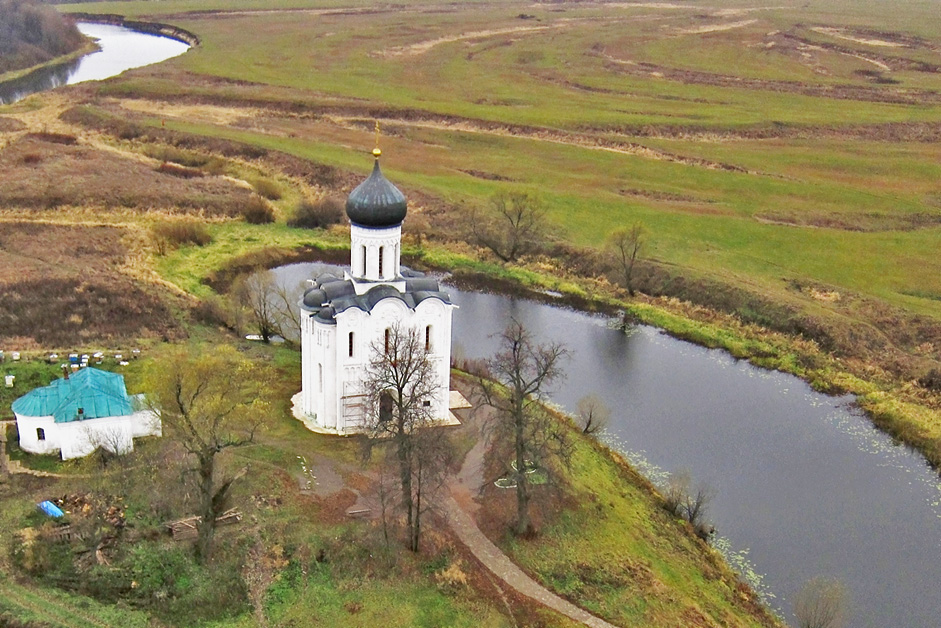 Église de l'Intercession de la Sainte Vierge, Bogolioubovo, région de Vladimir / / L'église de l'Intercession de la Sainte Vierge, sur la rivière Nerl, est une église orthodoxe et un symbole de la Russie médiévale. L'église est située au confluent des rivières Nerl et Kliazma à Bogolioubovo, à 13 km au nord-est de l'ancienne ville de Vladimir. L'église a été construite en pierre blanche en 1165.